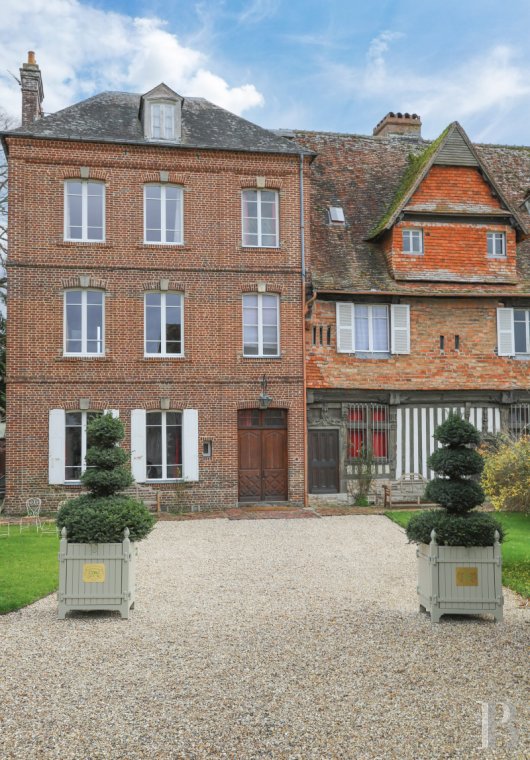 Dans le  Calvados, au pied de la  Basilique de Lisieux un manoir médiéval du 16e siècle. - photo  n°3